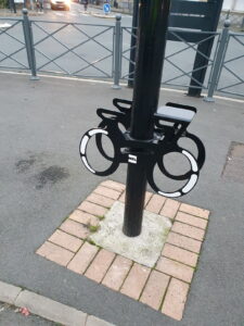Figurine vélo de la MEL accroché sur un poteau